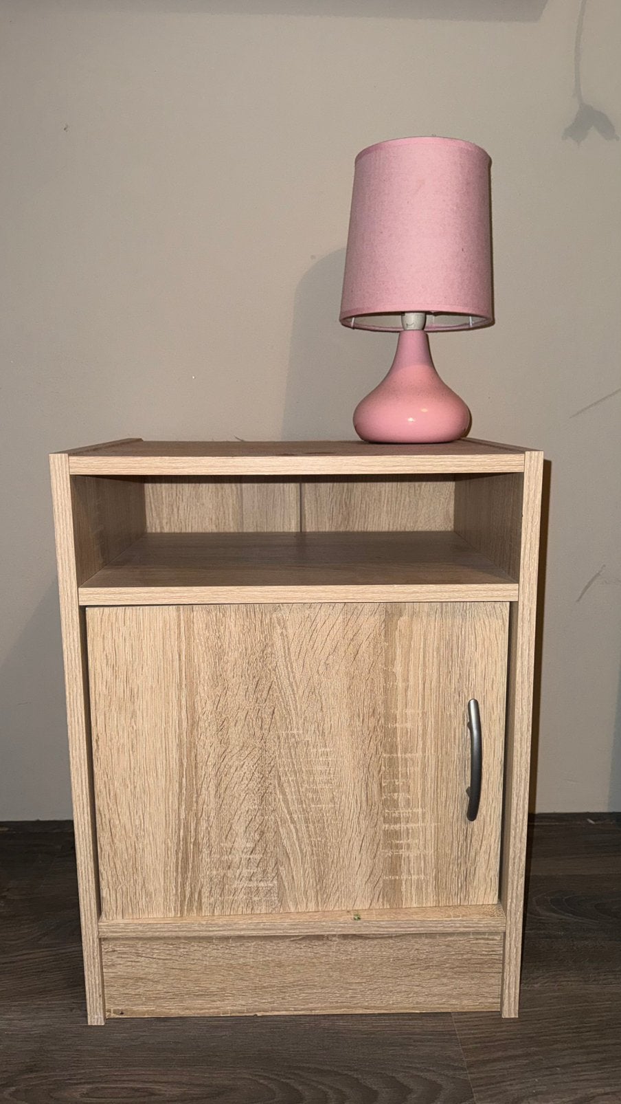 Nachtkastje eikenlook inclusief roze tafellamp, Ophalen, Zo goed als nieuw, Minder dan 45 cm