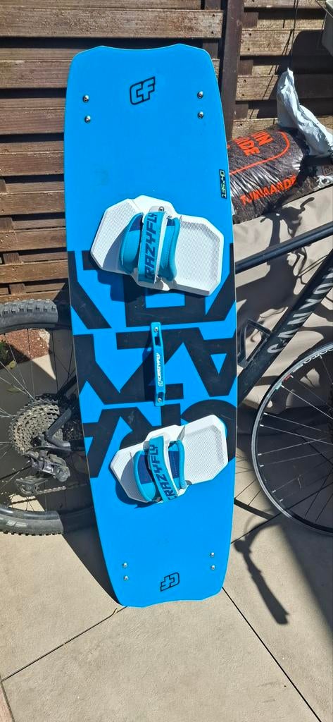 CrazyFly kite-board incl bindingen 135x40, Twintip, Ophalen of Verzenden, Gebruikt, 9 m²