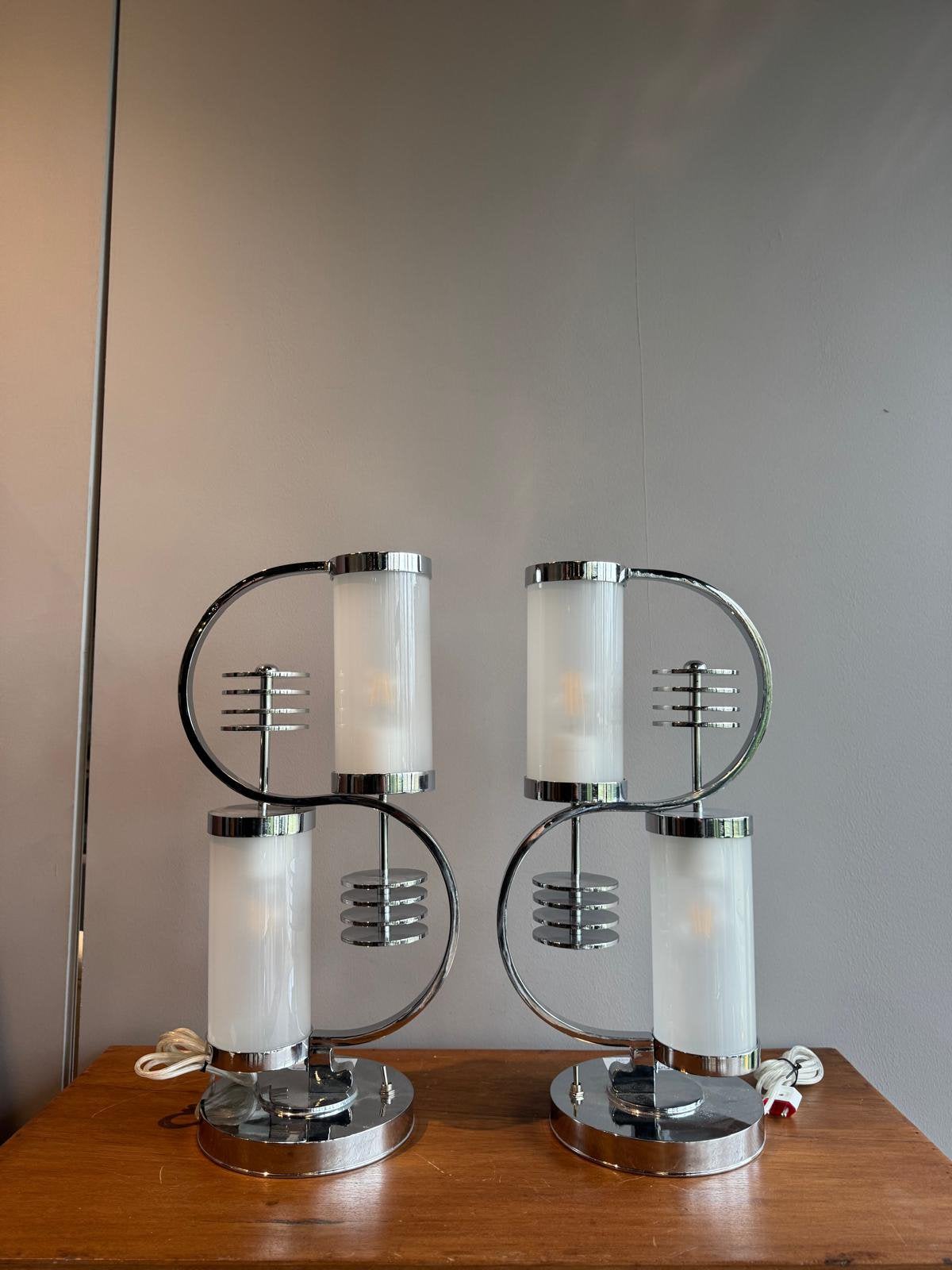 Vintage Art Deco bureaulampen van rvs en melkglas, Huis en Inrichting, Lampen | Tafellampen, Art deco, Wit, Ophalen of Verzenden