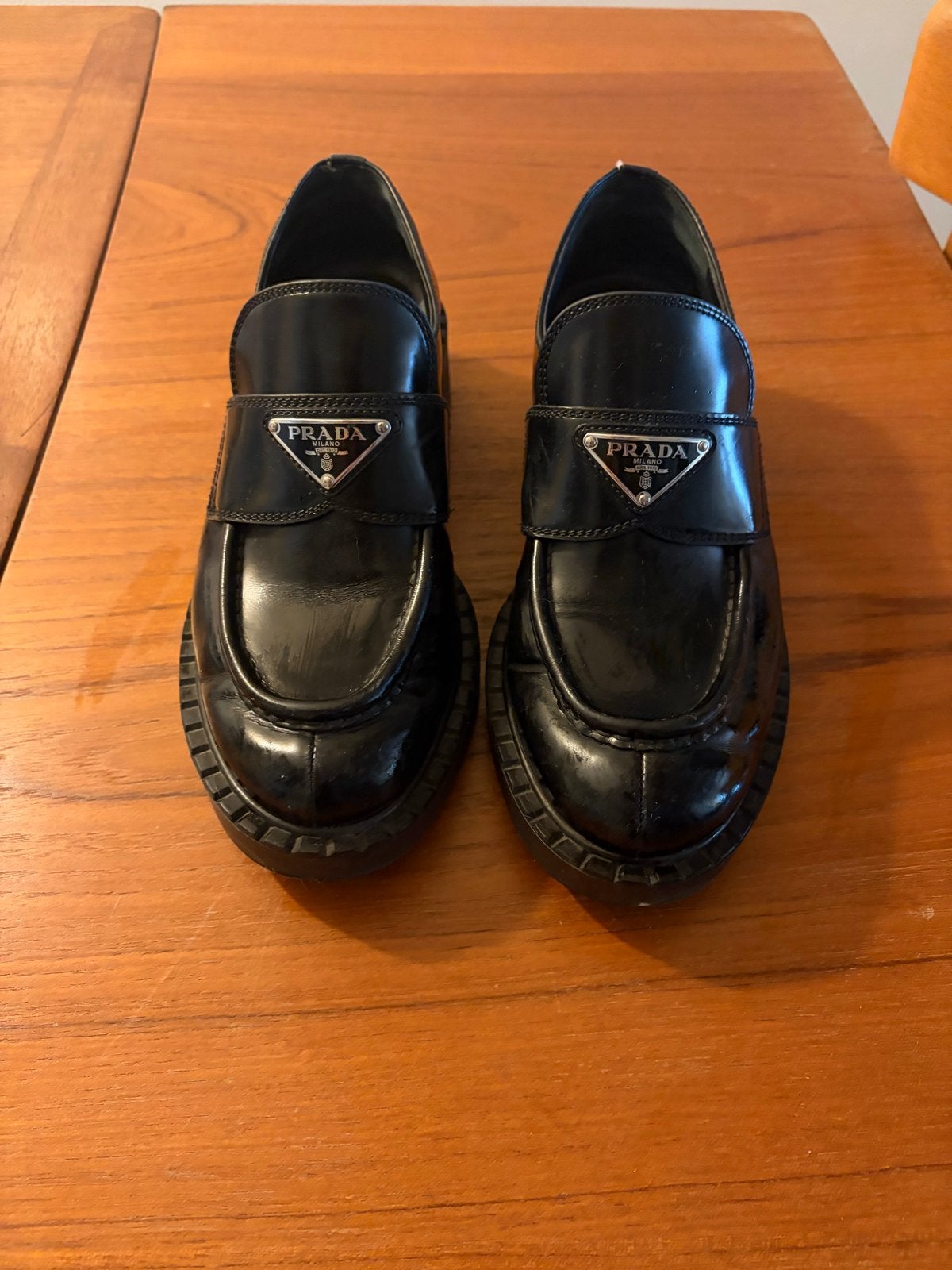 Prada Loafers - Zo goed als nieuw, Kleding | Dames, Schoenen, Ophalen of Verzenden, Zo goed als nieuw, Zwart, Instappers