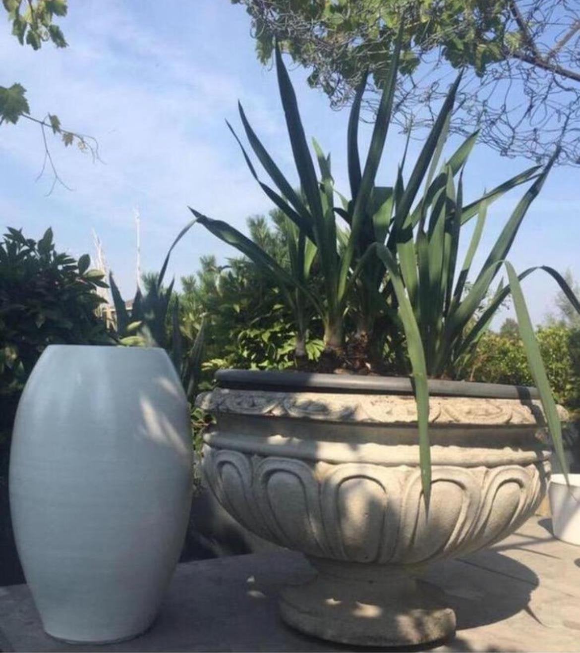 Hoge mooie grote vaas terracotta bloempot stijlvol handwerk, Rond, Binnen, Zo goed als nieuw, Terracotta