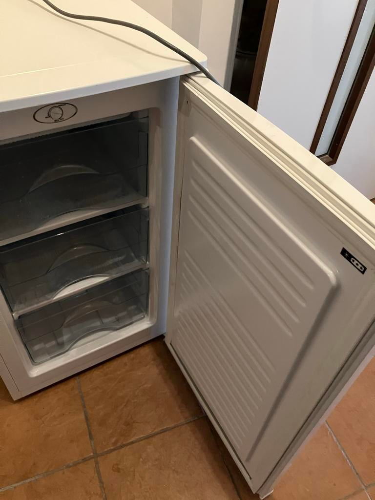 Compacte Diepvries - Perfect voor kleine ruimtes, Witgoed en Apparatuur, Vrieskast, Gebruikt, Minder dan 85 cm, Minder dan 60 cm