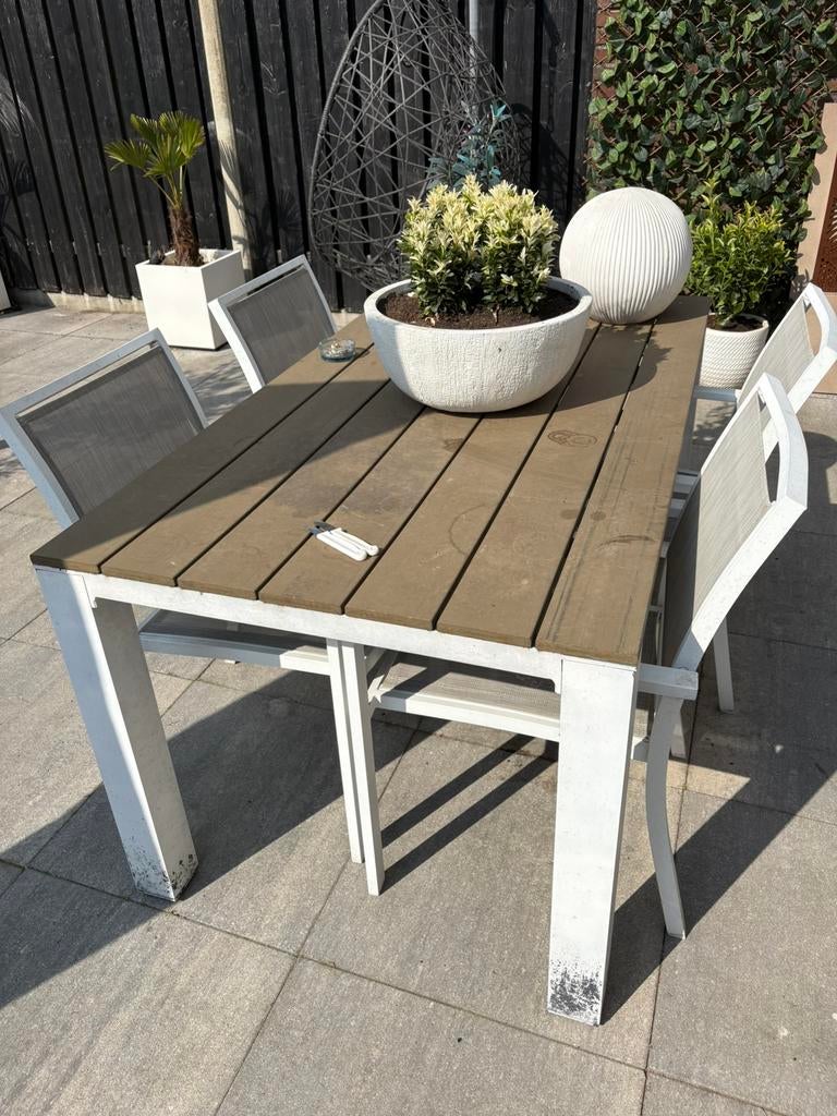 Gebruikte tuinset wit. 4 stoelen en een tafel., Ophalen, Gebruikt, Kunststof