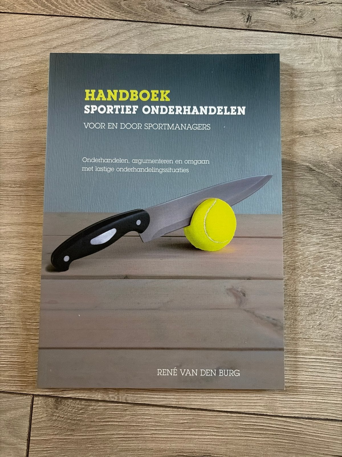 Handboek Sportief Onderhandelen - René van den Burg, Ophalen of Verzenden, Zo goed als nieuw, Overige sporten
