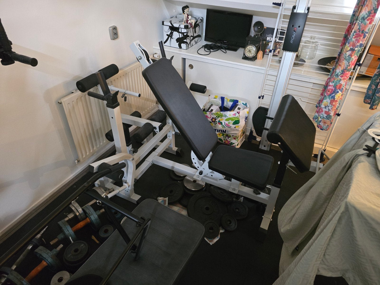 Fitnessbank met dumbells, halterschijven en stang, Sport en Fitness, Fitnessmaterialen, Ophalen of Verzenden