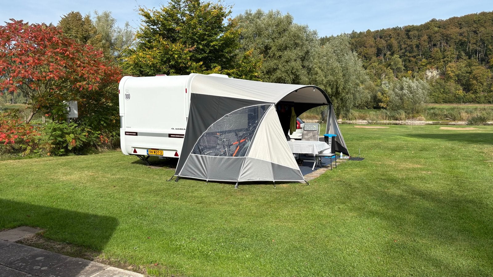 Adria Adora 472 UP 2022 - Caravan in nieuwstaat!, Caravans en Kamperen, Vast bed, Rondzit, Particulier, Adria