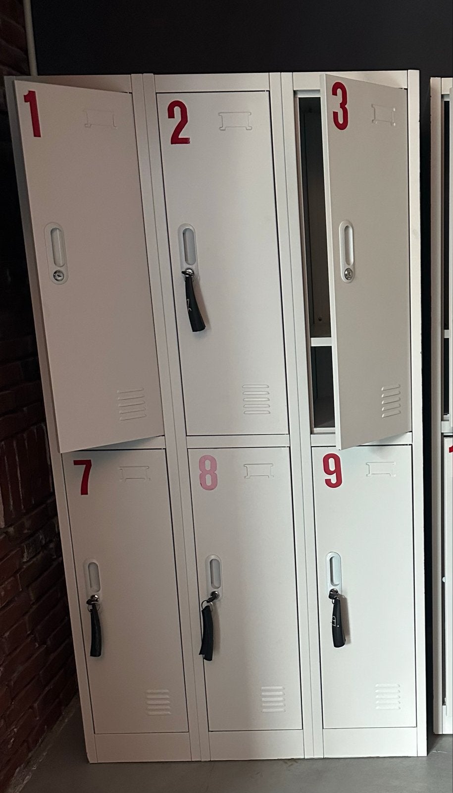 Metalen Lockerkast met 6 Vakken - Wit met Rode Nummers, Ophalen, Zo goed als nieuw