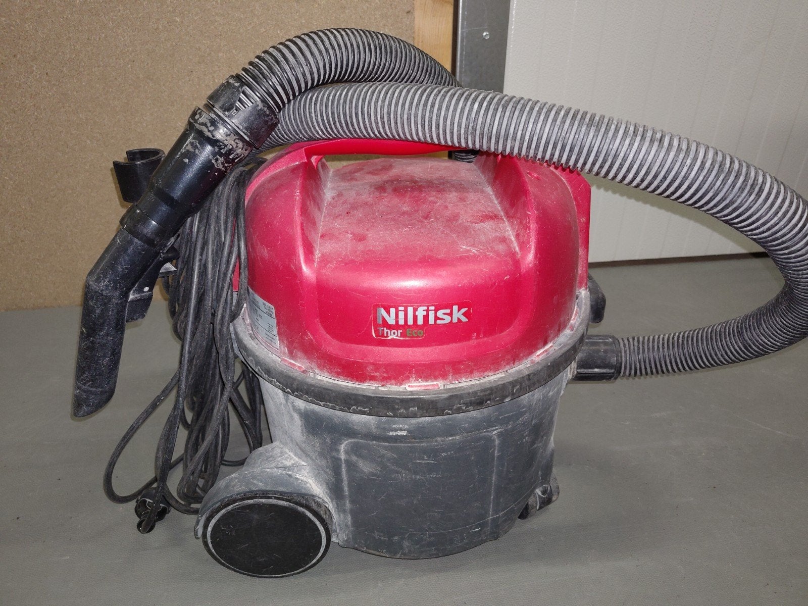Nilfisk GD111 stofzuiger voor klushuis, Witgoed en Apparatuur, Inclusief accessoires, Gebruikt, Industriële stofzuiger, Minder dan 1200 watt