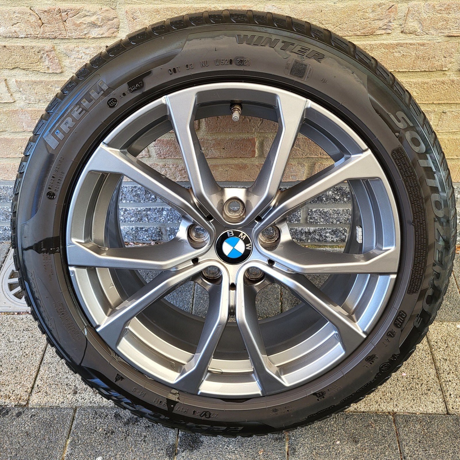 BMW 17 inch velgen met Pirelli winterbanden (runflat), Ophalen, Gebruikt