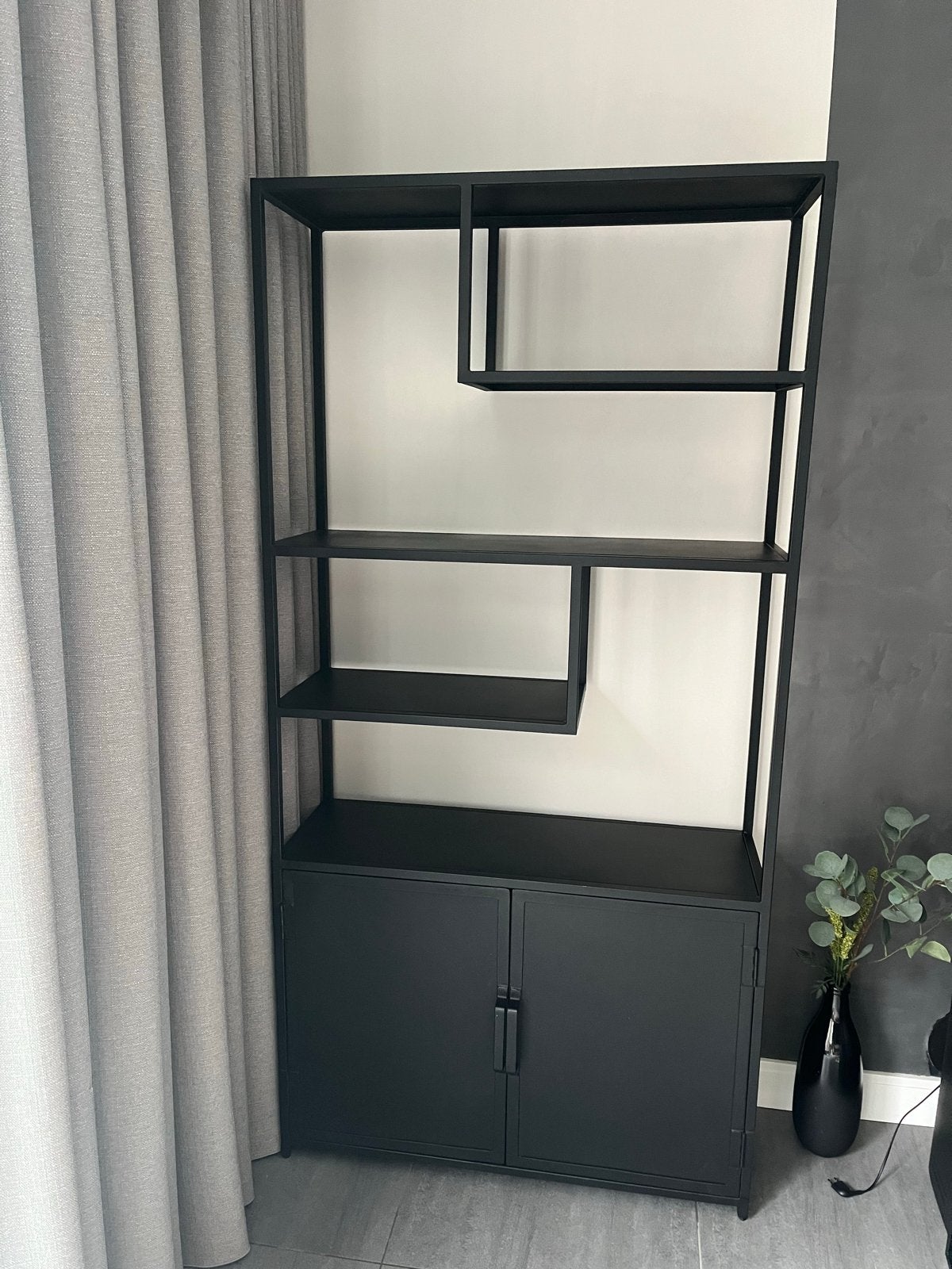 Zwart metalen boekenkast met deuren en planken, Ophalen, 200 cm of meer, 50 tot 100 cm, Zo goed als nieuw
