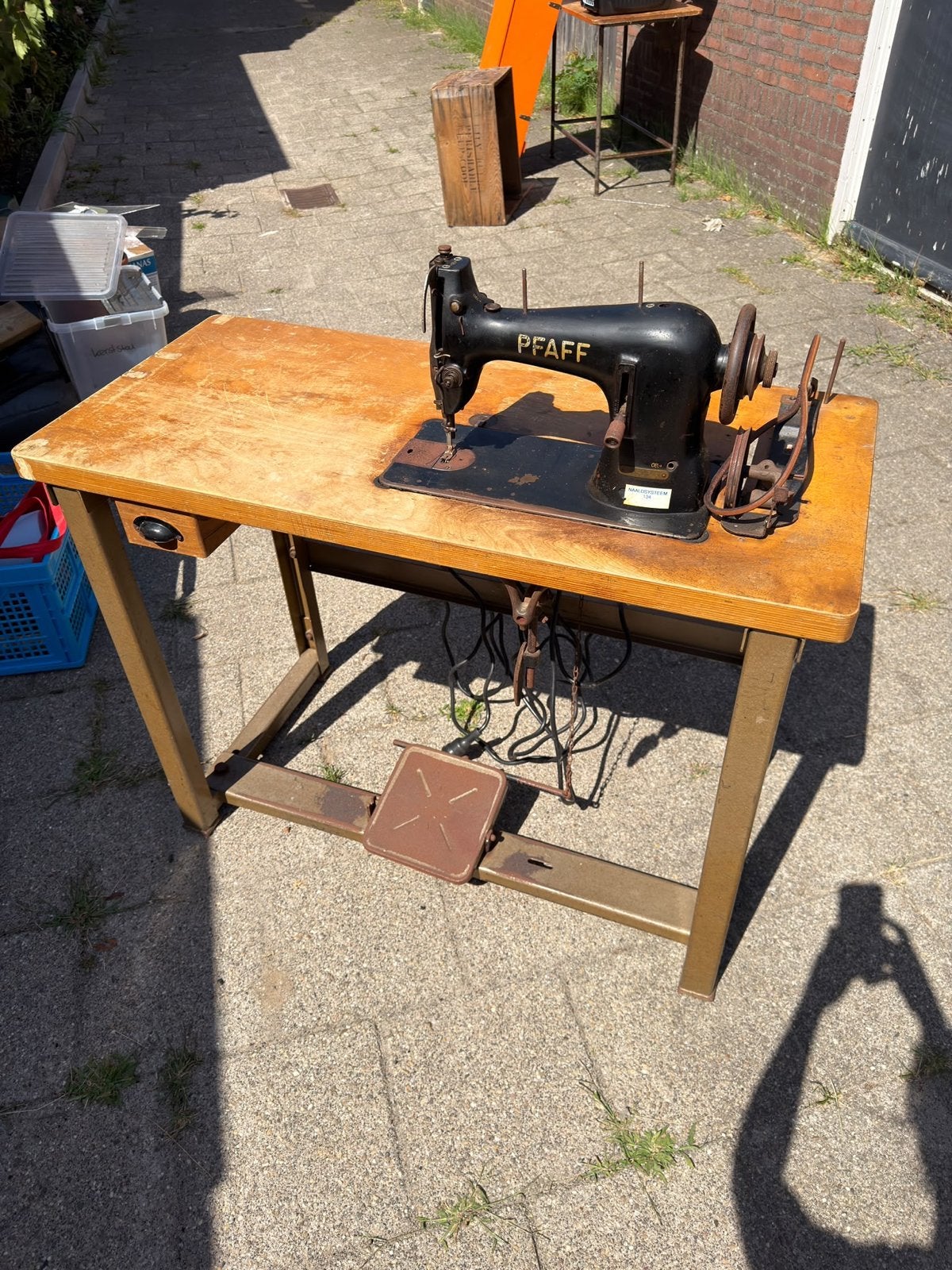 Vintage tafel met Pfaff naaimachine, Ophalen