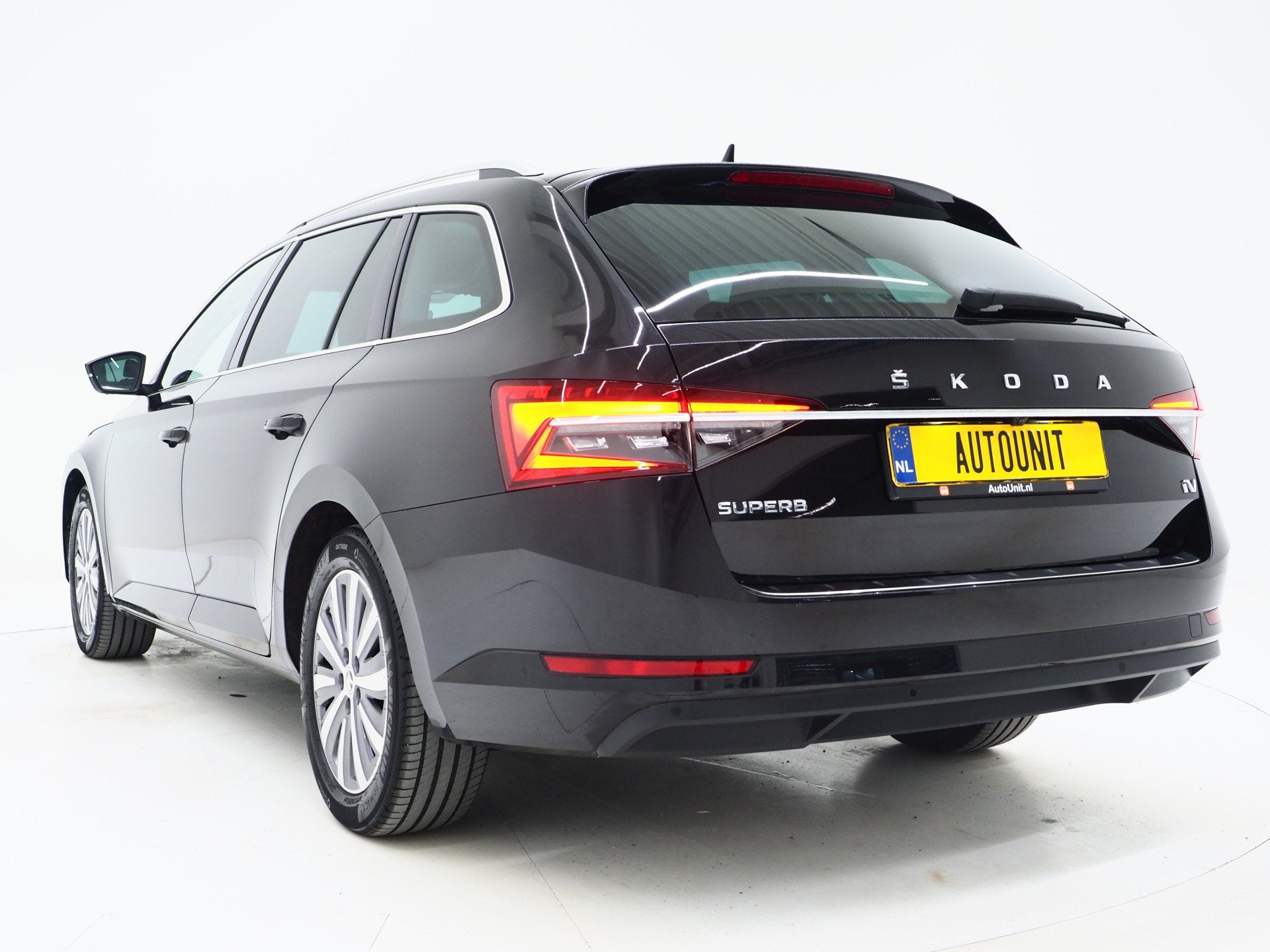 Skoda Superb Combi 1.4 TSI iV Style | Leder | Trekhaak | 360, Auto's, Gebruikt, 4 cilinders, Adaptive Cruise Control, Zwart