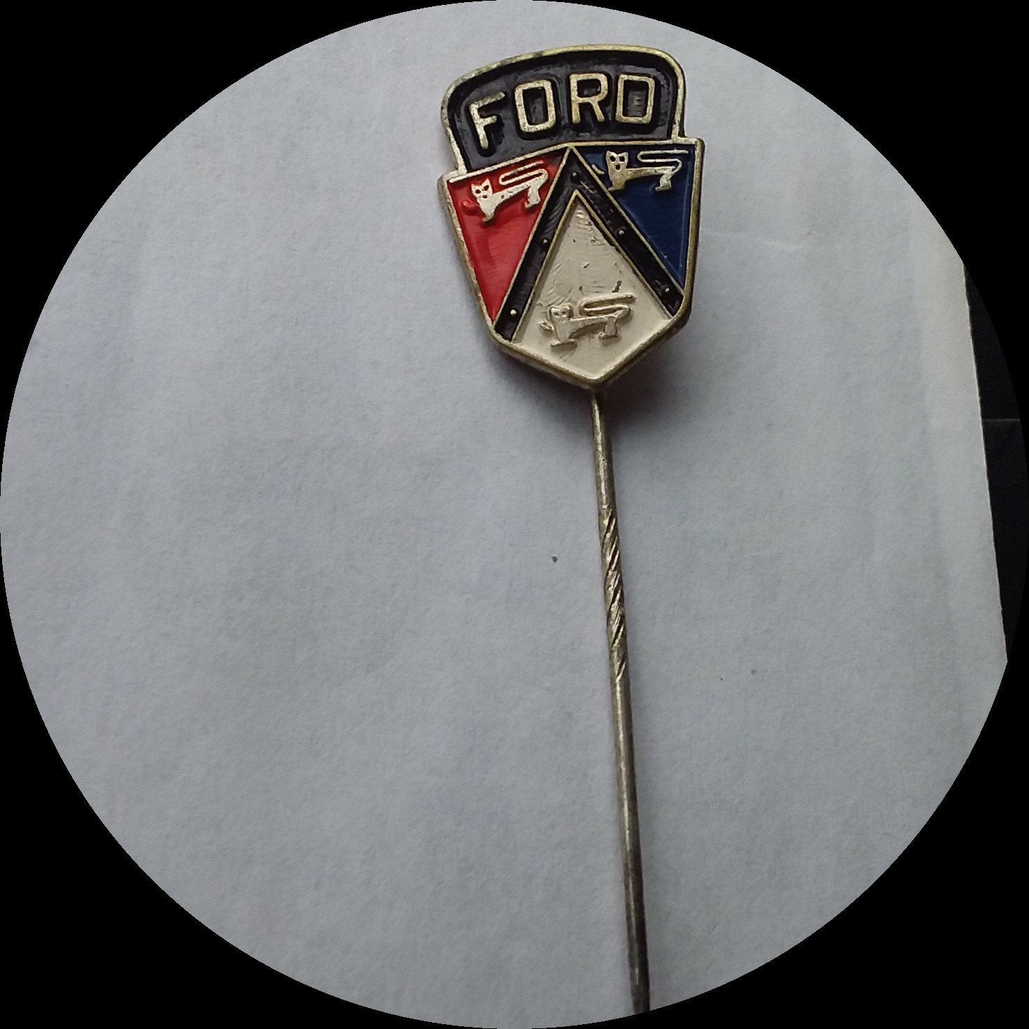 FORD pin, rood wit blauw, Ophalen of Verzenden, Zo goed als nieuw, Transport, Speldje of Pin