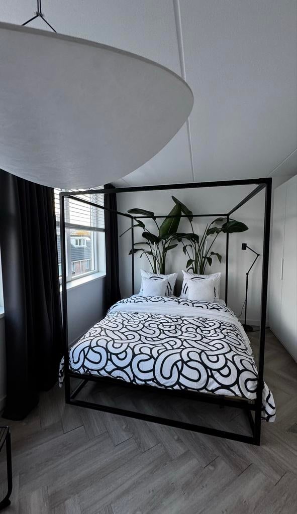 Westwing "Belle" Metalen Hemelbed - 160x200 cm, Huis en Inrichting, Slaapkamer | Bedden, Ophalen, Zwart, Tweepersoons, Zo goed als nieuw