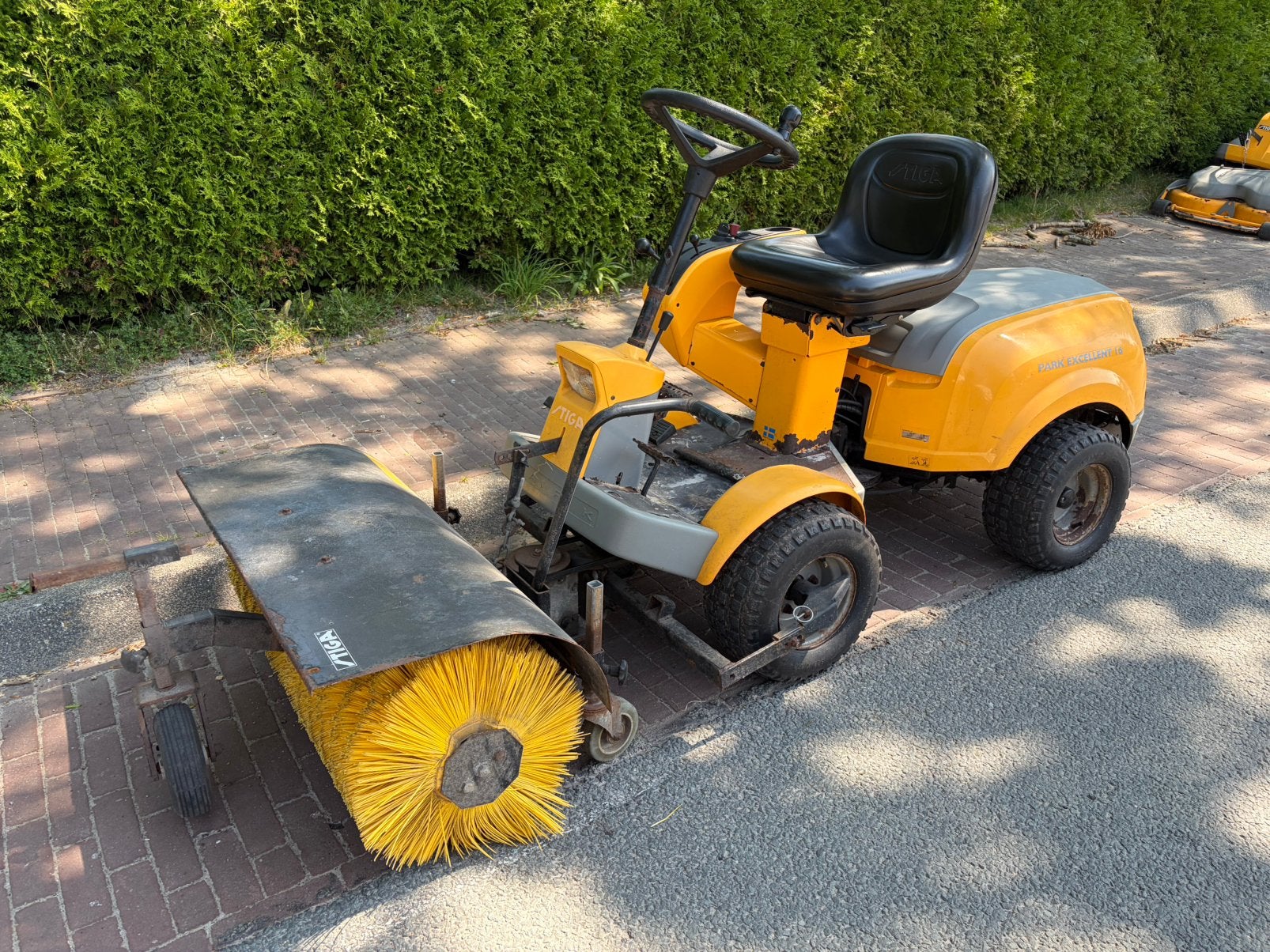 Stiga park excellent met borstel, Tuin en Terras, Ophalen, Zo goed als nieuw