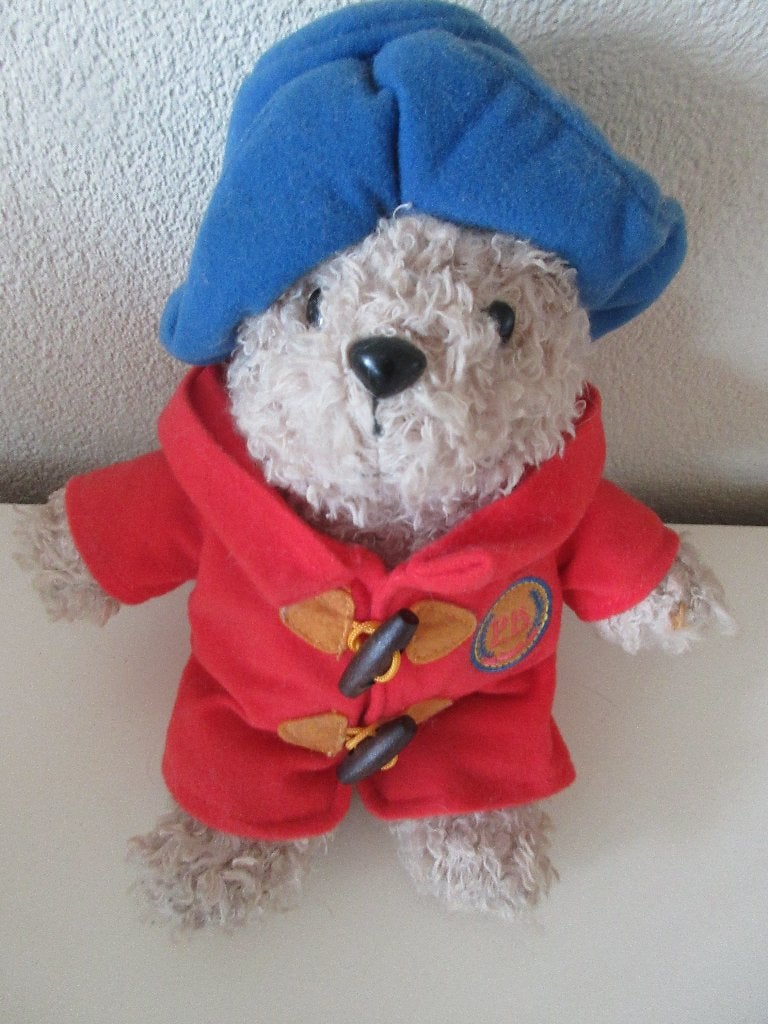 Beertje Paddington blauwe hoed rood jasje limited 2010, Verzamelen, Ophalen of Verzenden, Zo goed als nieuw, Stoffen beer, Overige merken