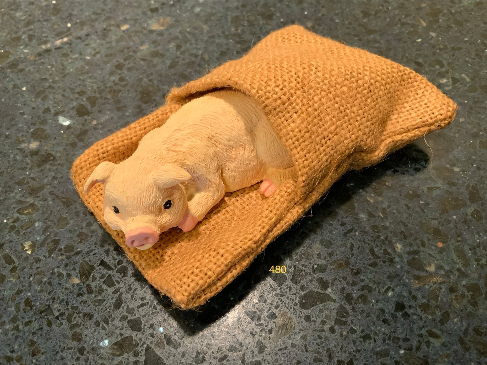 Schattig varkentje in juten zakje, Ophalen of Verzenden, Zo goed als nieuw, Boerderijdier, Beeldje of Figuurtje