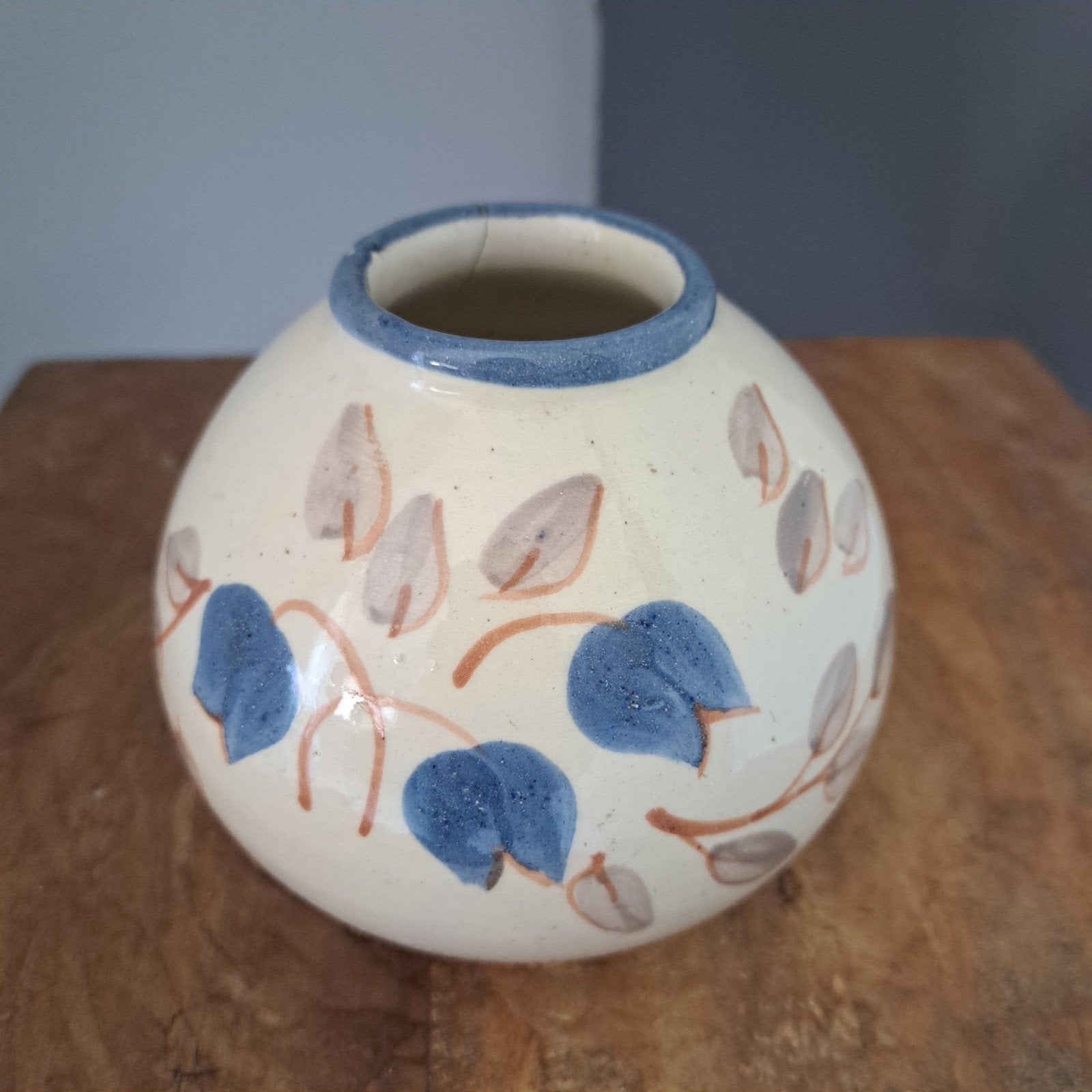 Vintage BVK Soest vaasje met bloemmotief - jaren 50, Gebruikt, Handgemaakt, Blauw, 10 cm