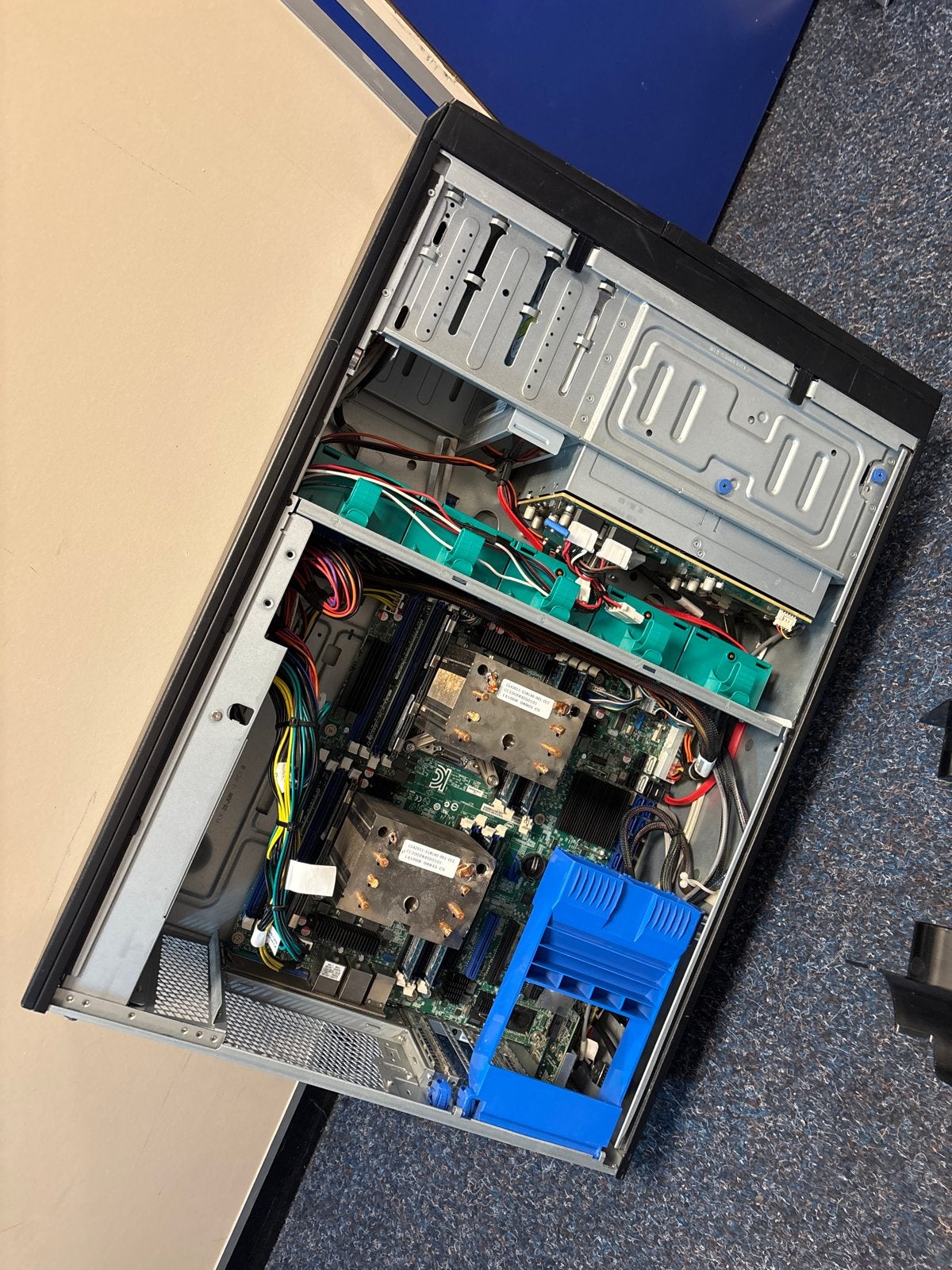 Defecte Server - Ideaal voor onderdelen of reparatie, Computers en Software, Servers, Ophalen of Verzenden, Niet werkend, Onbekend