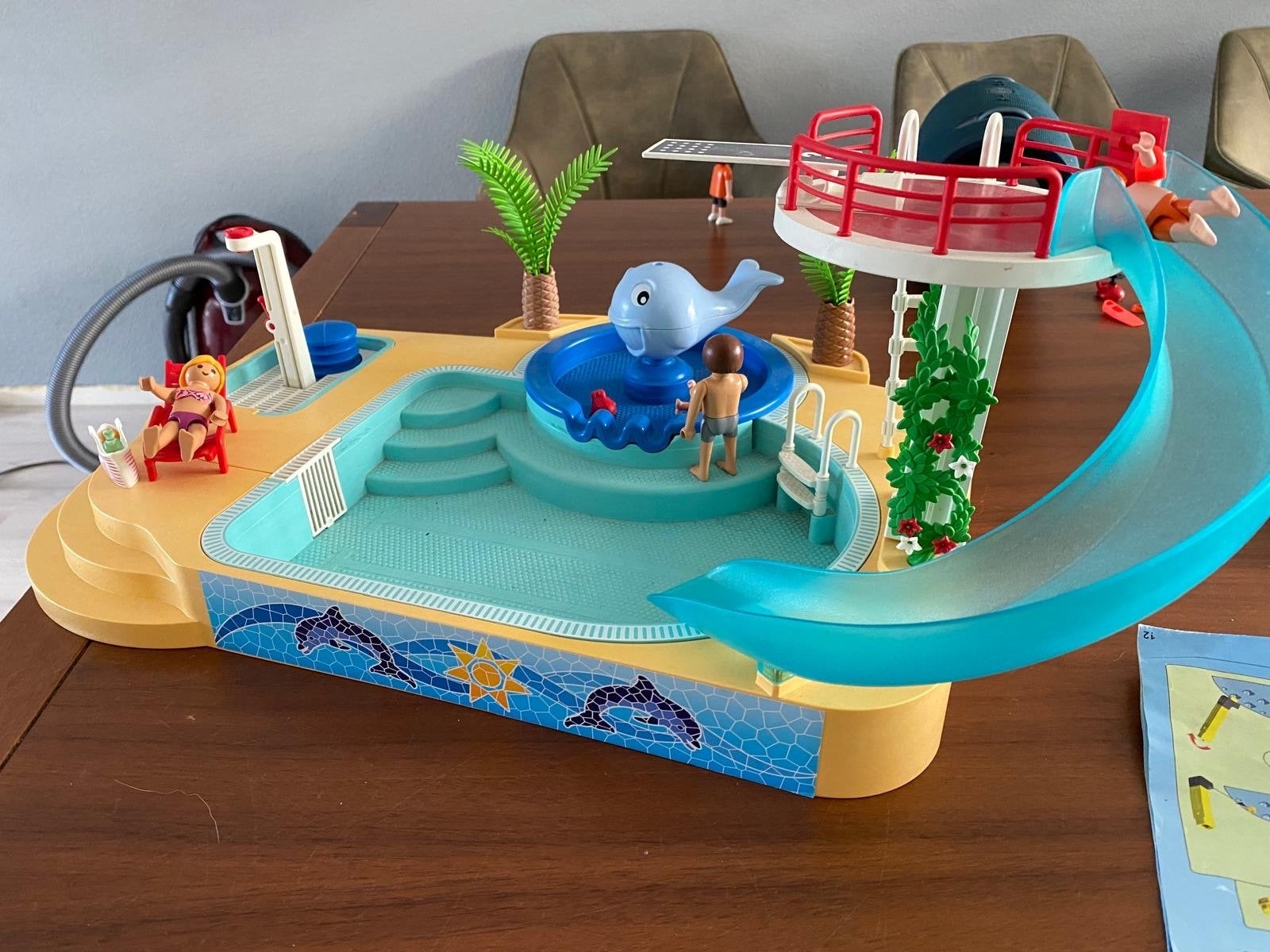 PLAYMOBIL Zwembad met glijbaan en figuren, Ophalen of Verzenden, Zo goed als nieuw, Jongen of Meisje
