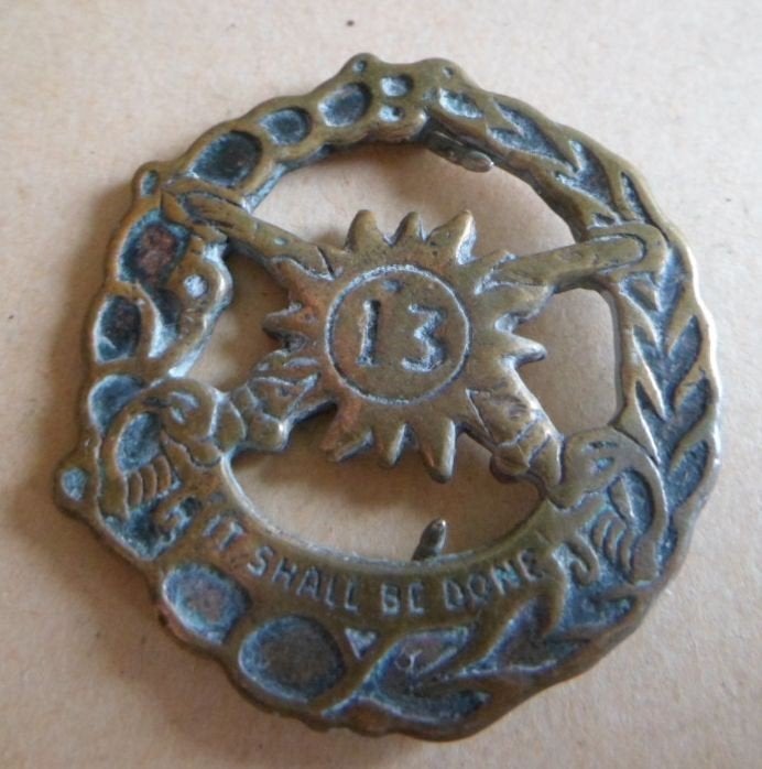 68-50 bodemvondst Militair embleem: It shall be done 13 USA, Ophalen of Verzenden, Landmacht, Amerika, Embleem of Badge
