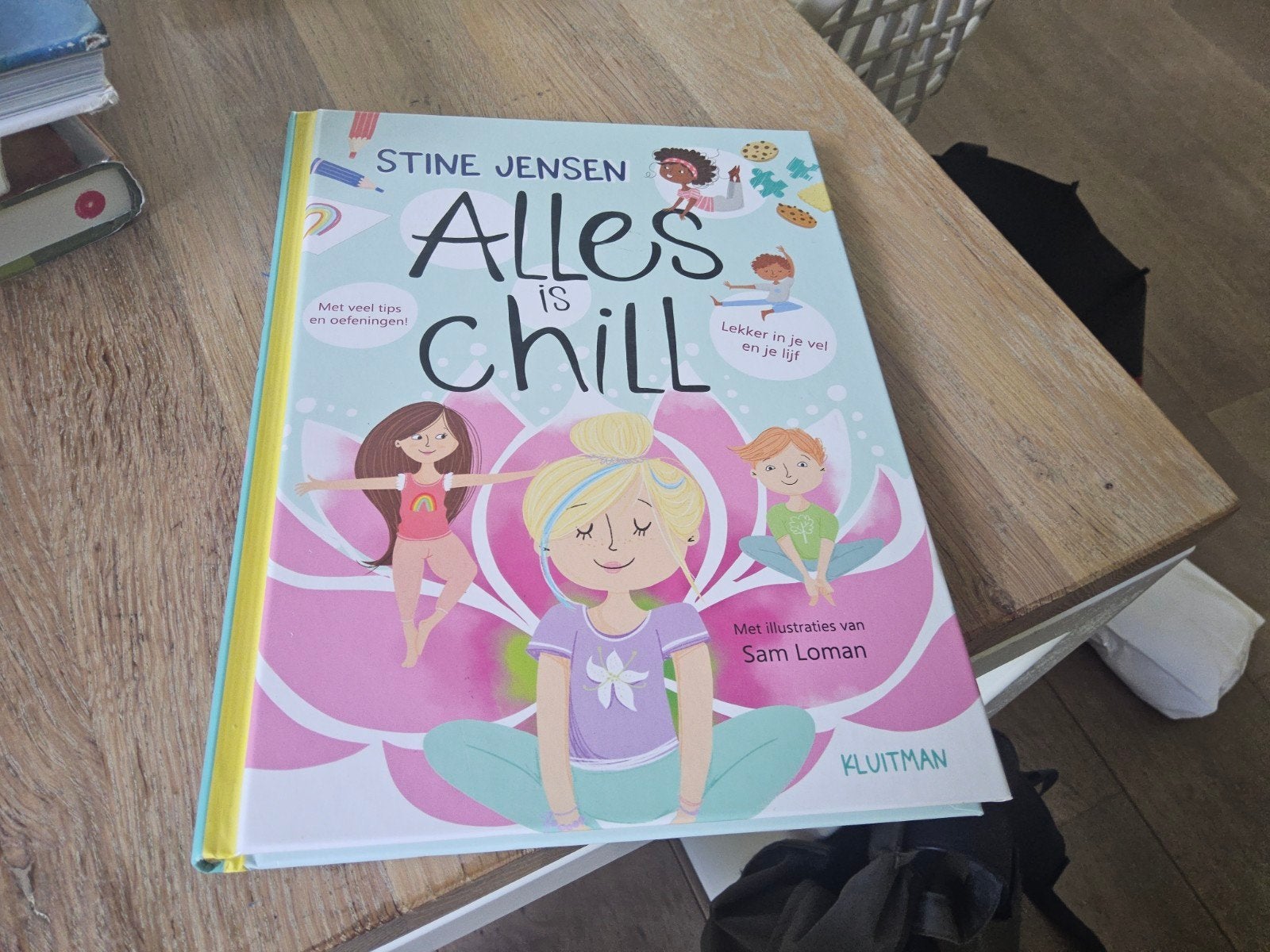 Alles is Chill - Stine Jensen (Kinderjury 2022), Ophalen of Verzenden, Zo goed als nieuw, Stine Jensen