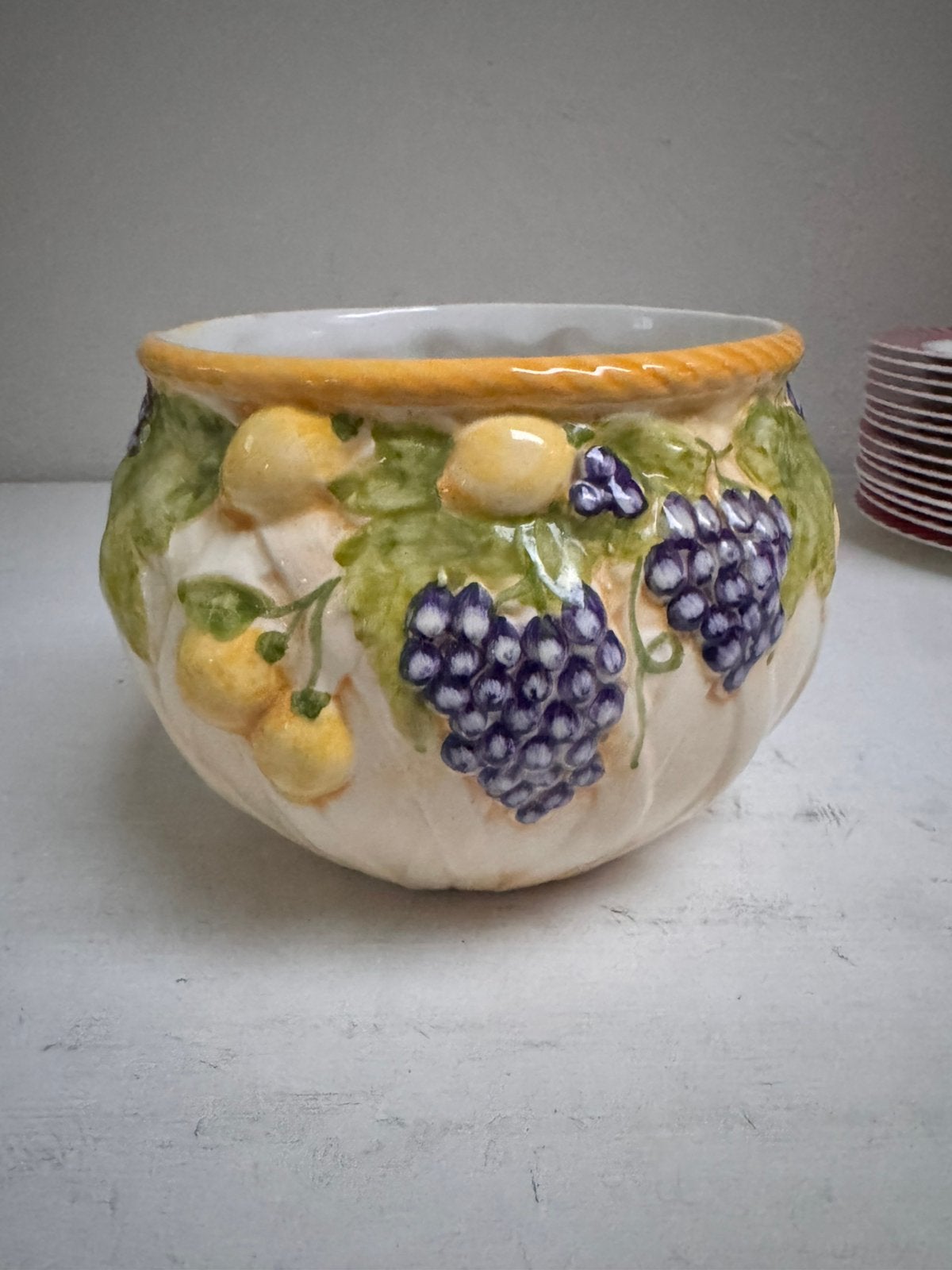 Italiasnse bloempot met citroenen en druiven, Rond, Ophalen of Verzenden, Zo goed als nieuw, Aardewerk