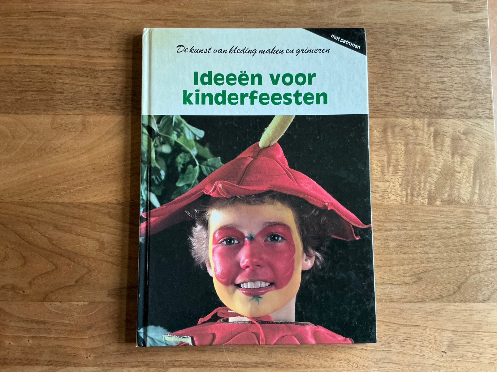 Kinderfeesten - Kleding maken en grimeren - met patronen, Ophalen of Verzenden, Zo goed als nieuw