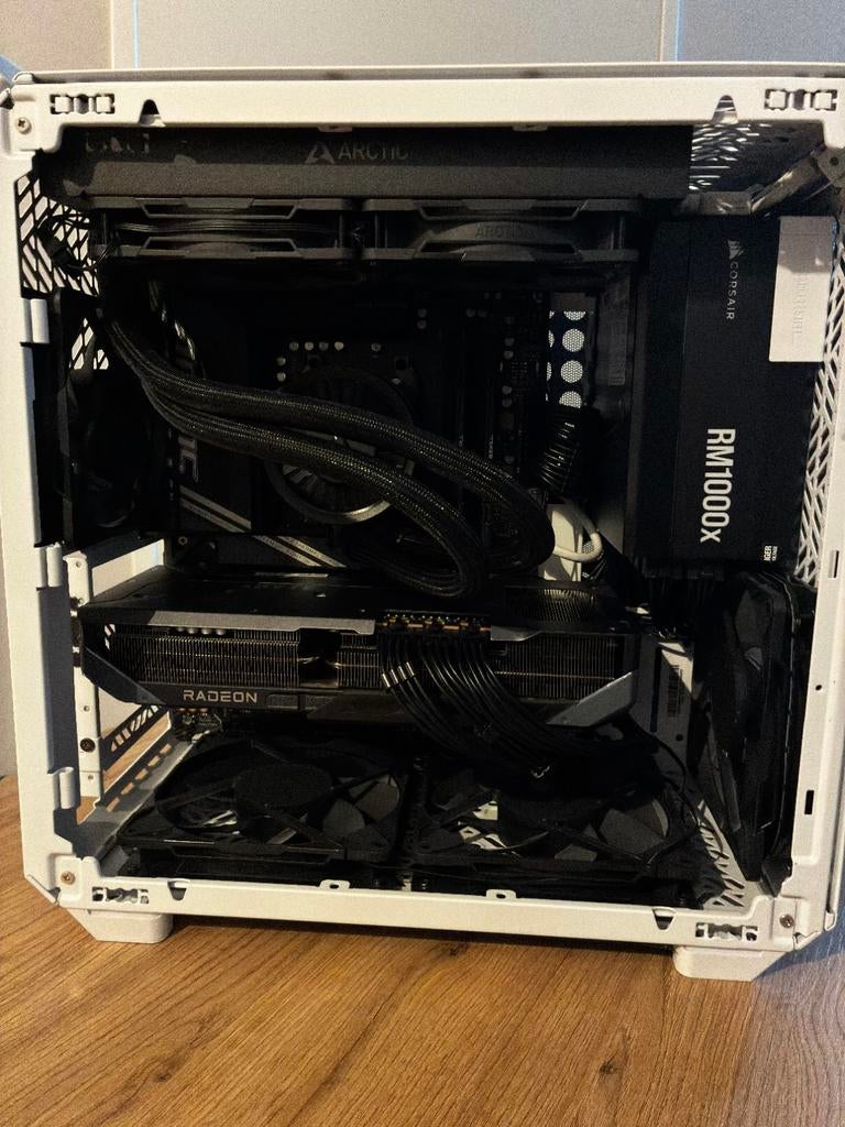 High-End Gaming Setup - Ryzen 7 9850X3D/RX 9070 XT OC/500Hz, Computers en Software, Computerbehuizingen, Ophalen, Zo goed als nieuw