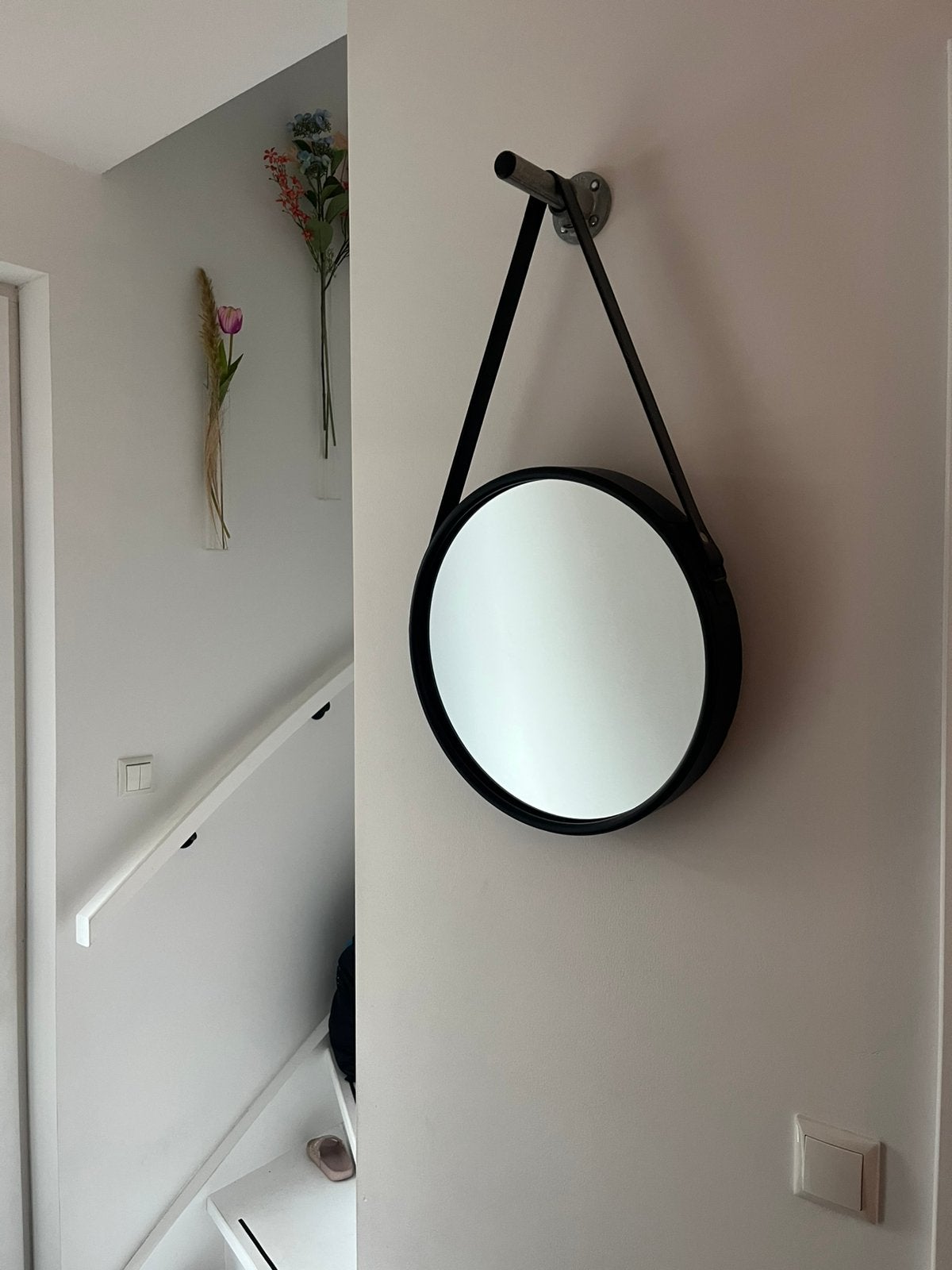 Spiegel met zwart metalen rand en lederen hengsel, Huis en Inrichting, Woonaccessoires | Spiegels, Minder dan 50 cm, Rond, Ophalen of Verzenden