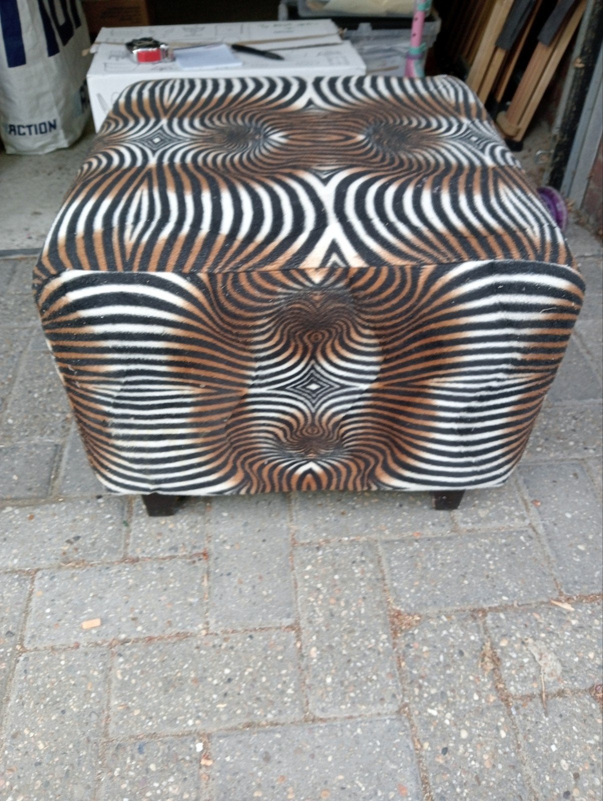 Zebraprint poef - Opvallend en comfortabel, Ophalen, Modern, Eclectisch, Dierenprint, Zo goed als nieuw, Stof