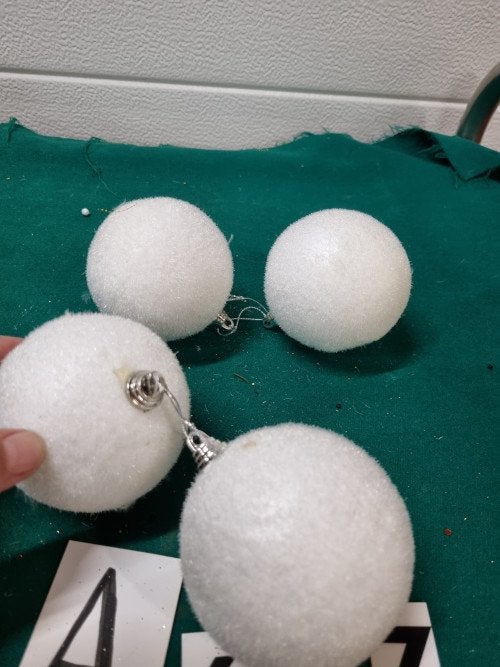 Kerstballen wit sneeuw 4 stuks, [a627], Diversen, Kerst, Ophalen of Verzenden, 'T Olde Gre-j, Info@toldegrej.nl, Endepoelstraat 20f Didam