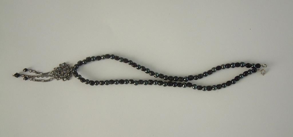 mooie vintage zwarte kralen ketting met hanggedeelte, Ophalen of Verzenden, Zo goed als nieuw, Zwart, Overige materialen