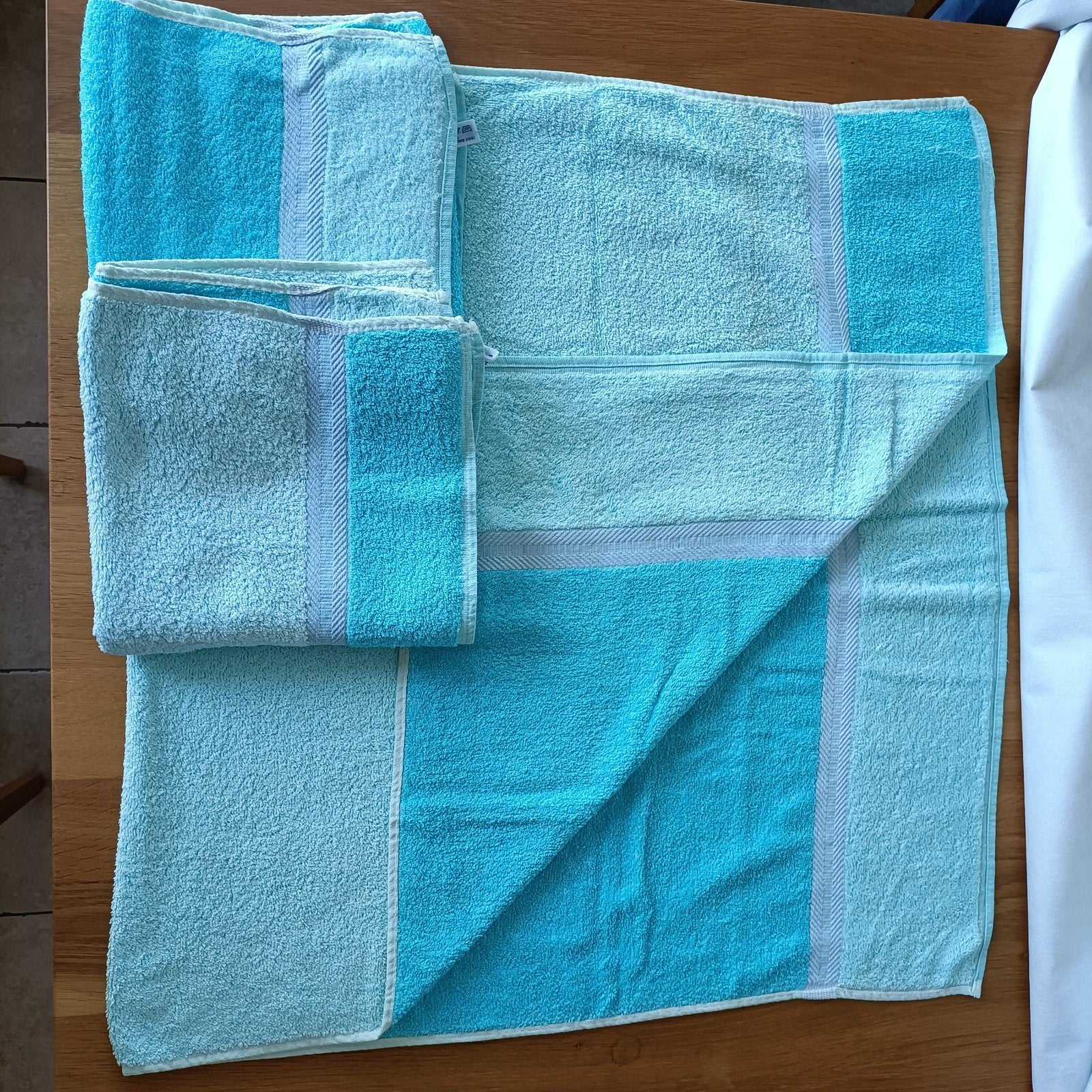 NIEUW:1 grote badhanddoek 70x140cm en 2 handdoeken 50x100cm, Ophalen of Verzenden, Nieuw, Blauw, Handdoek