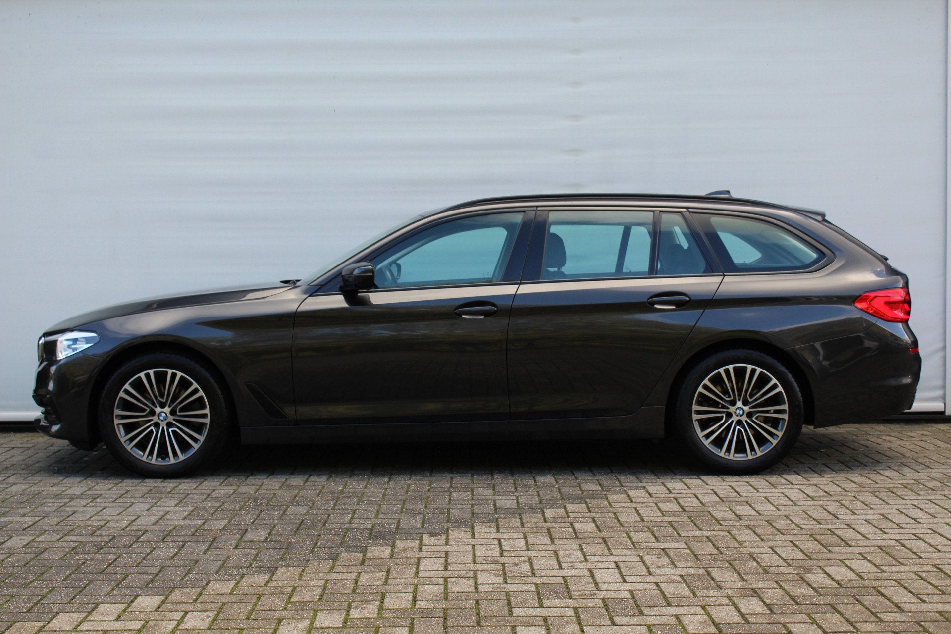 BMW 5 Serie Touring 520i Sport Line Automaat / Sportstoelen, Automaat, Achterwielaandrijving, Euro 6, 4 cilinders
