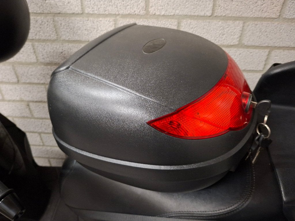 Topkoffer voor scooter, Fietsen en Brommers, Brommeronderdelen | Scooters, Ophalen, Gebruikt, Overige typen, Overige merken