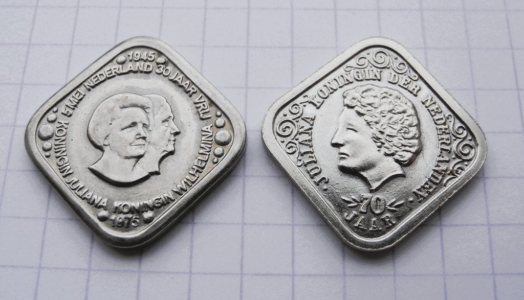 Twee herdenkingspenningen – 30 jr. vrijheid & Juliana 70 jr., Postzegels en Munten, Penningen en Medailles, Ophalen of Verzenden