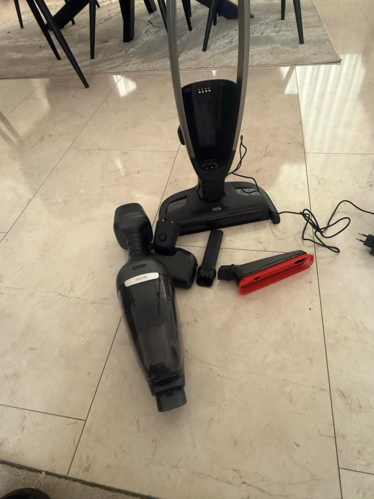 AEG Ergorapido 2-in-1 steelstofzuiger met kruimeldief, Witgoed en Apparatuur, Ophalen, Gebruikt, Reservoir, Minder dan 1200 watt