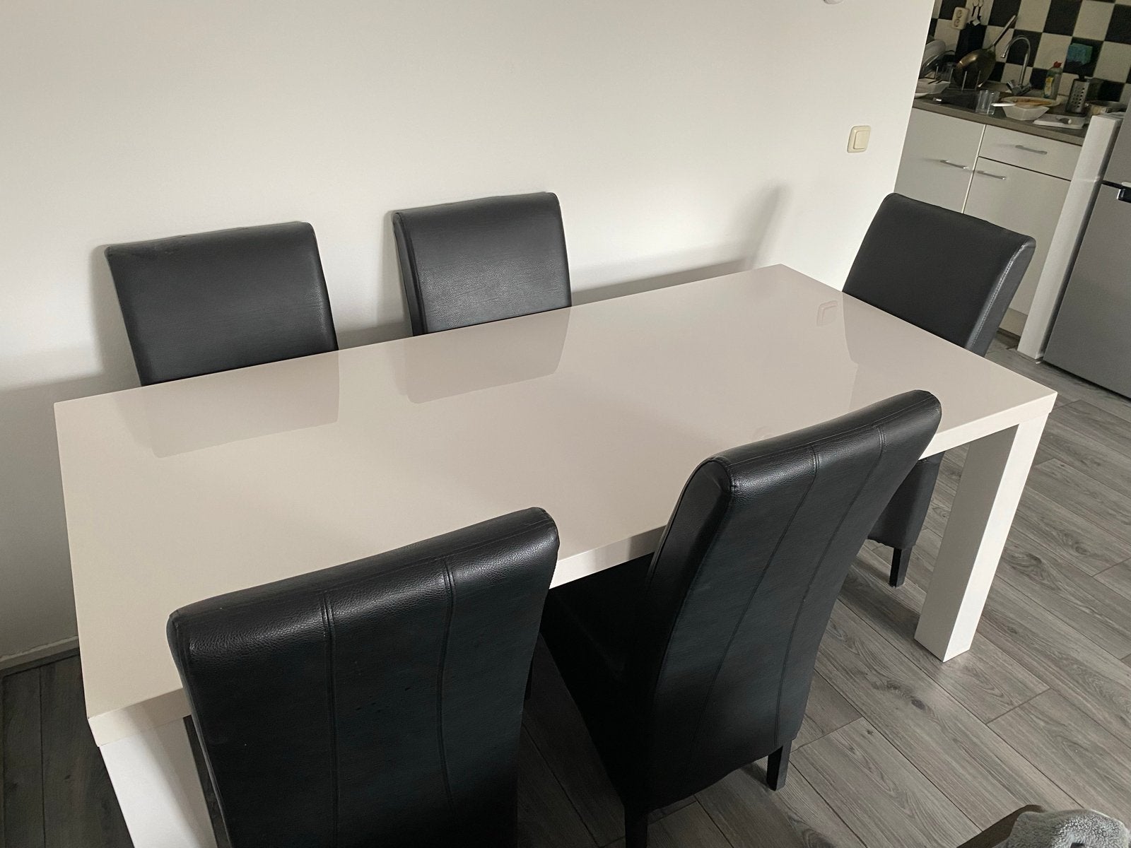 Moderne witte eettafel met 5 zwarte stoelen, Huis en Inrichting, Ophalen, Kunststof, Gebruikt, 50 tot 100 cm