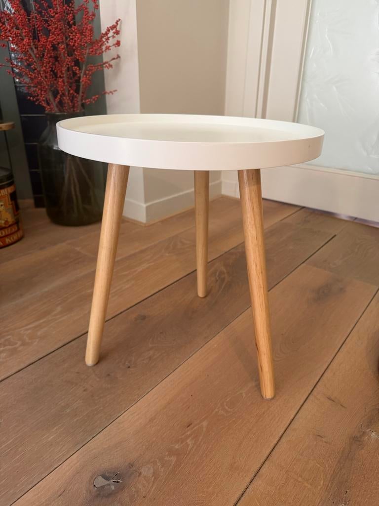 Wit bijzettafeltje met houten poten, Huis en Inrichting, Tafels | Bijzettafels, Ophalen, Minder dan 45 cm, Minder dan 55 cm, Rond