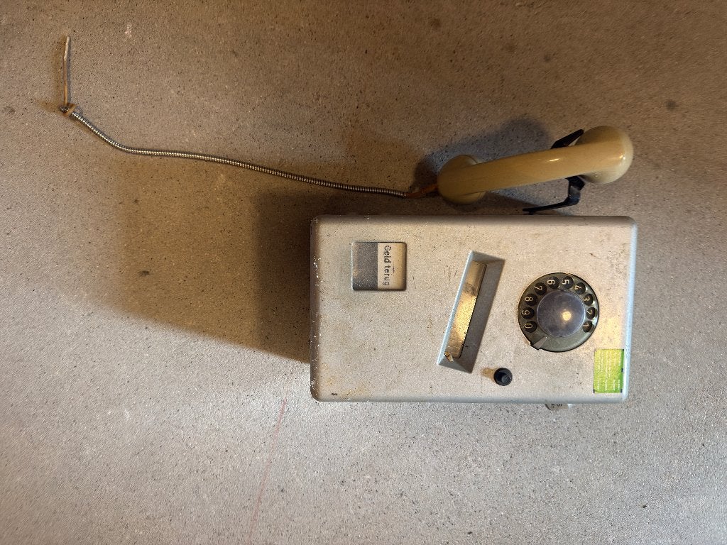 Oude Telefoon ivoor en kwartjes telefoon, Ophalen, Gebruikt, Met draaischijf