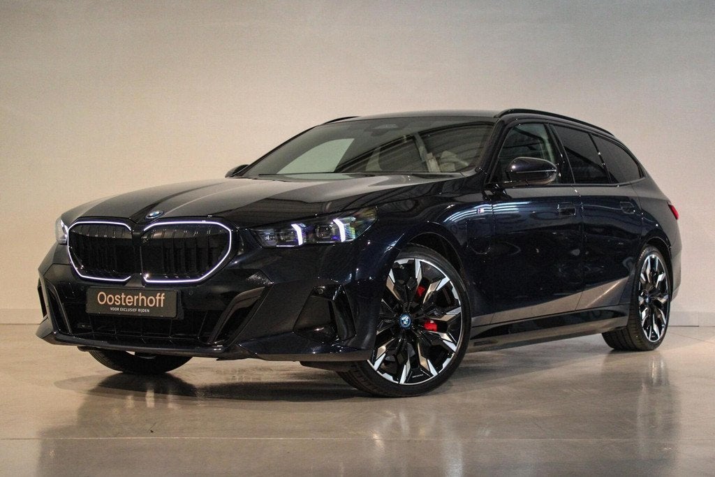 BMW 5-serie Touring 550e xDrive M-sport PANO | 4w-best | HUD, Automaat, 2000 kg, Zwart, 489 pk