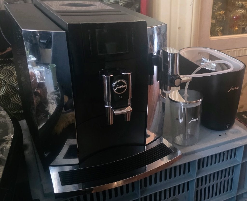 Jura E8 Espressomachine met Jura Koppenwarmer en Melkhouder, Ophalen, Afneembaar waterreservoir, Gebruikt, 10 kopjes of meer