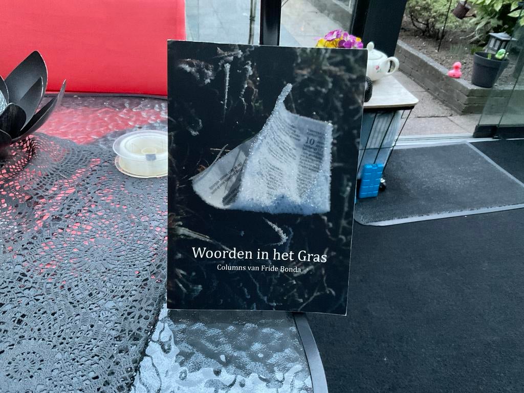 Woorden in het Gras - Columns van Fride Bonda, Ophalen of Verzenden, Zo goed als nieuw