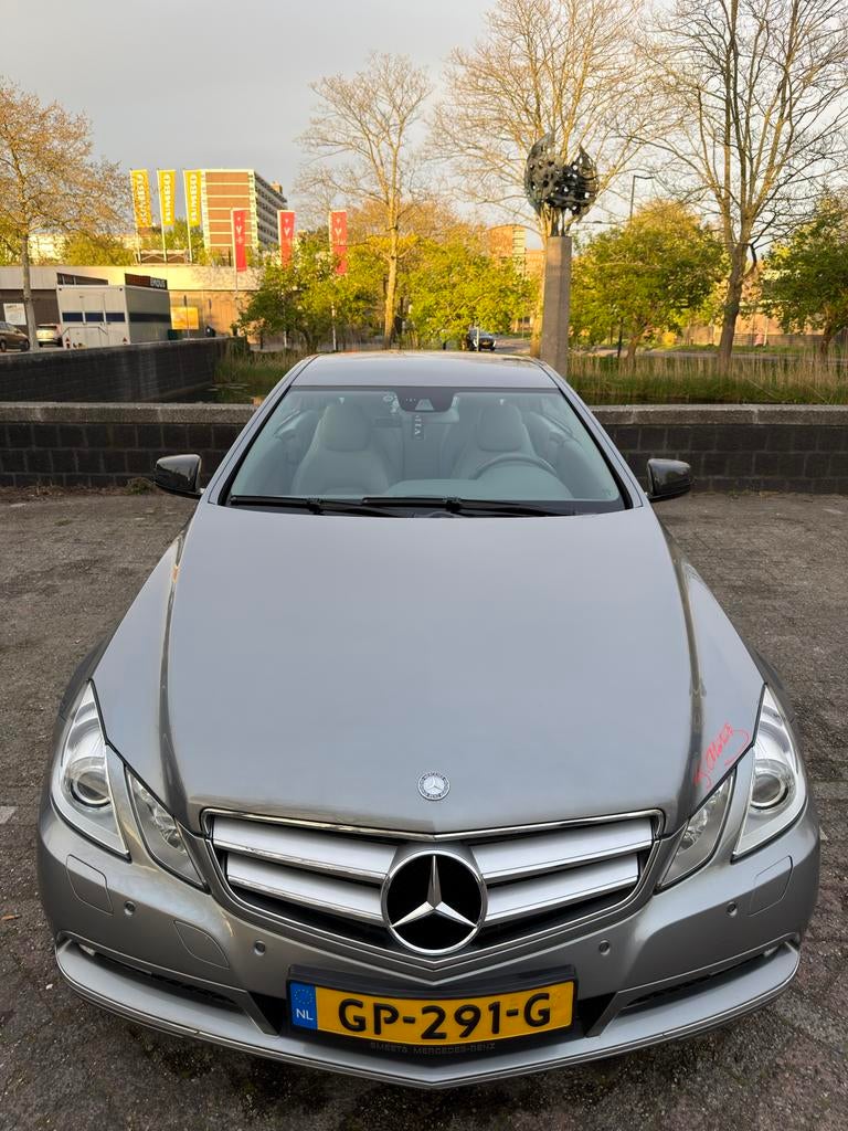 Mercedes-Benz E-Klasse 1.8 E200 CGI Coupe AUT 2011 Grijs, Auto's, Mercedes-Benz, Achterwielaandrijving, 1800 kg, 4 cilinders, 4 stoelen