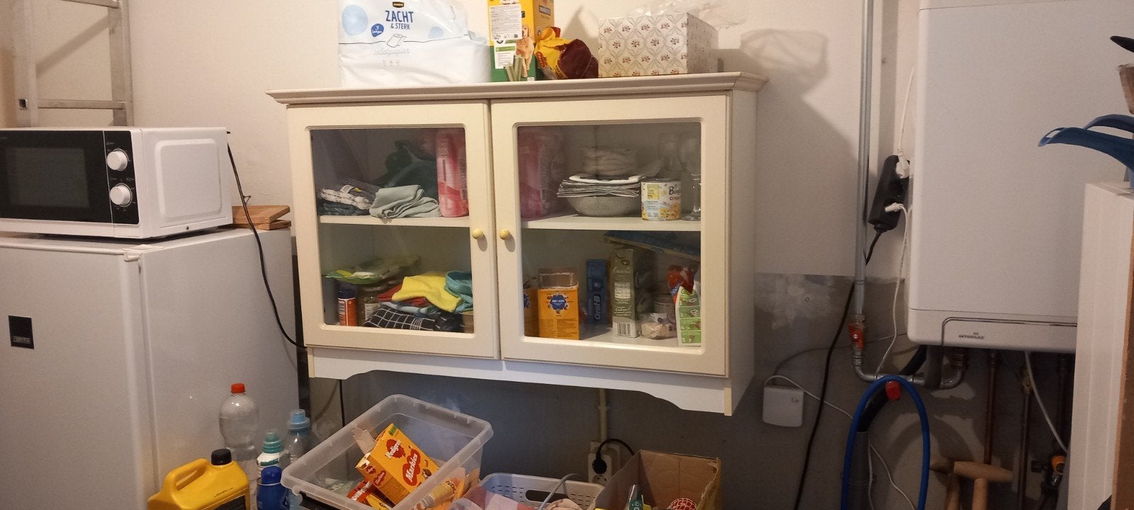 gratis afhalen hangkastje met glazen deurtjes, Ophalen of Verzenden, Gebruikt