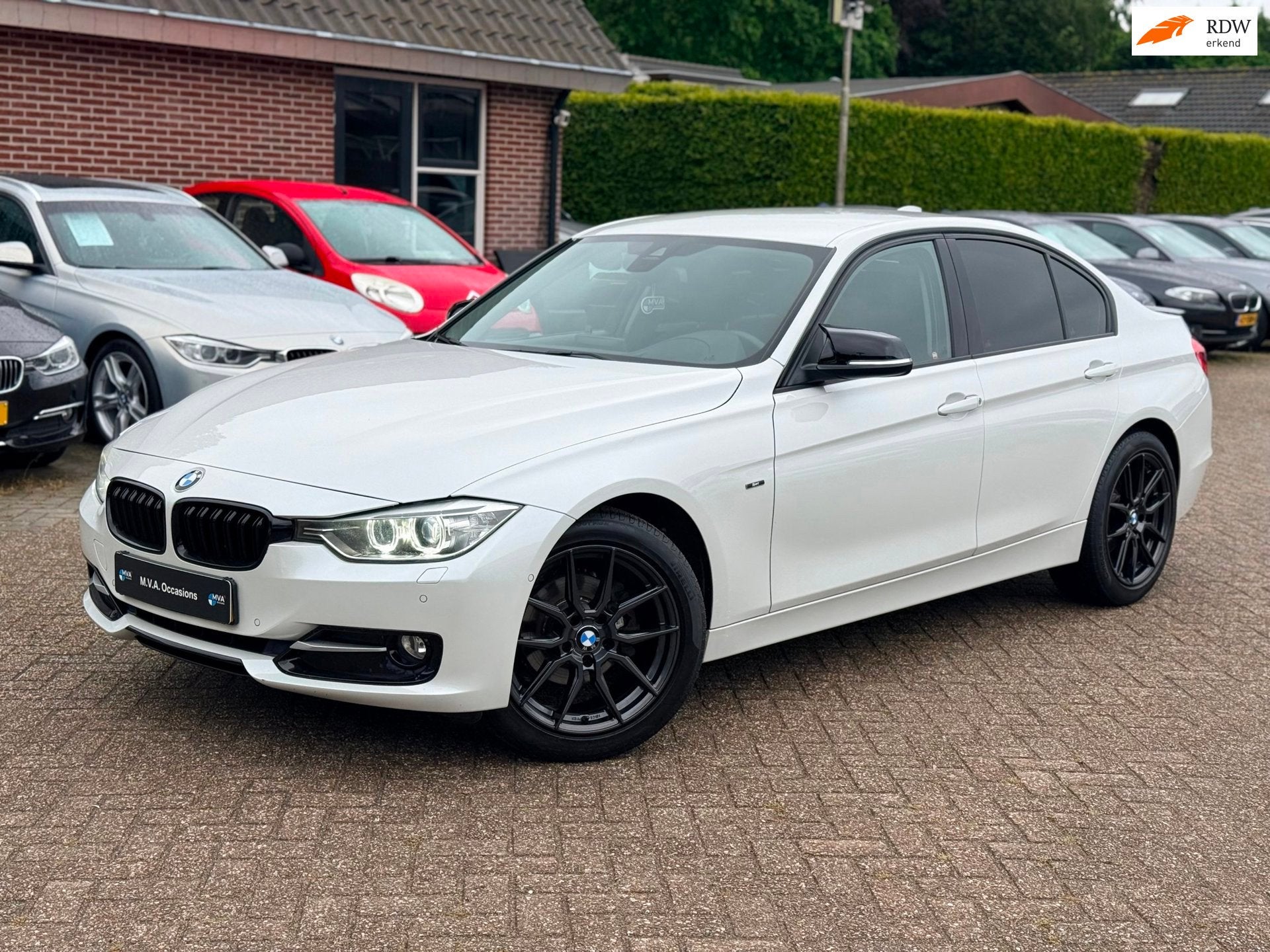 BMW 3-serie 316i Sport Edition High Executive|Nieuwe Ketting, Auto's, BMW, Automaat, Gebruikt, 4 cilinders, Wit