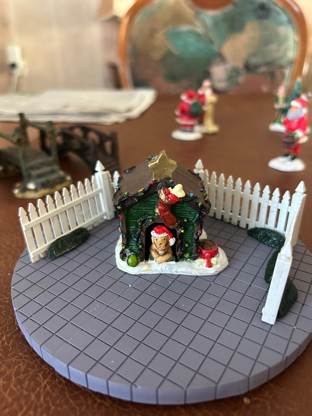 Honden hok versierd met kerst, Ophalen of Verzenden, Zo goed als nieuw