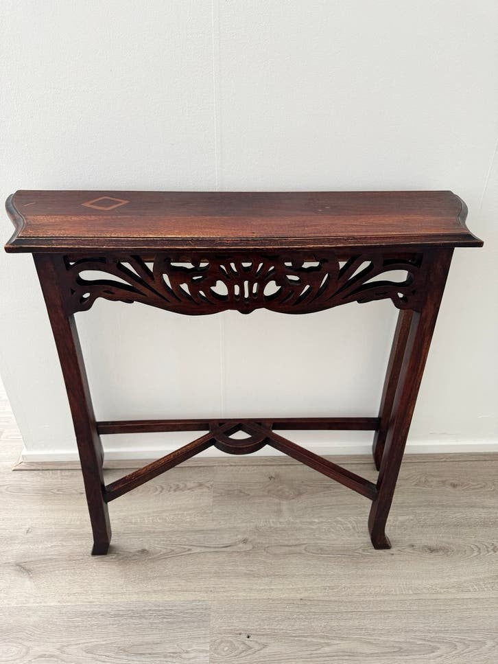 Antieke houten sidetable met sierlijk houtsnijwerk, Ophalen