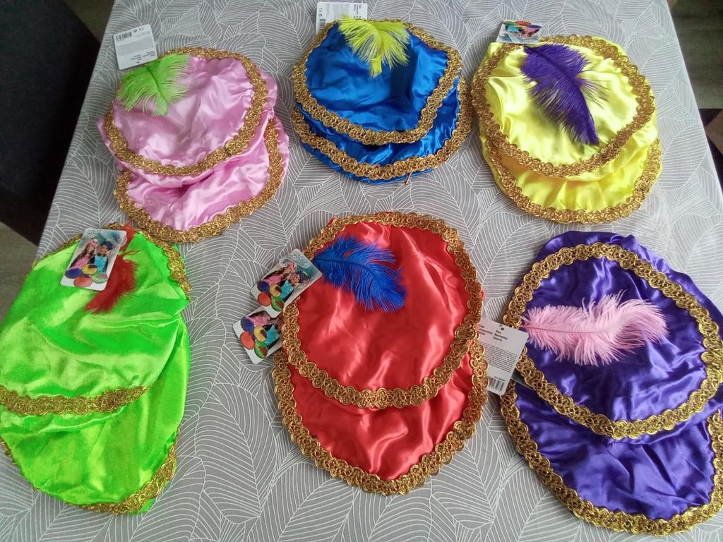 Pieten mutsen 12 stuks nieuw in doos 6 kleuren €10 per doos, Ophalen, Nieuw